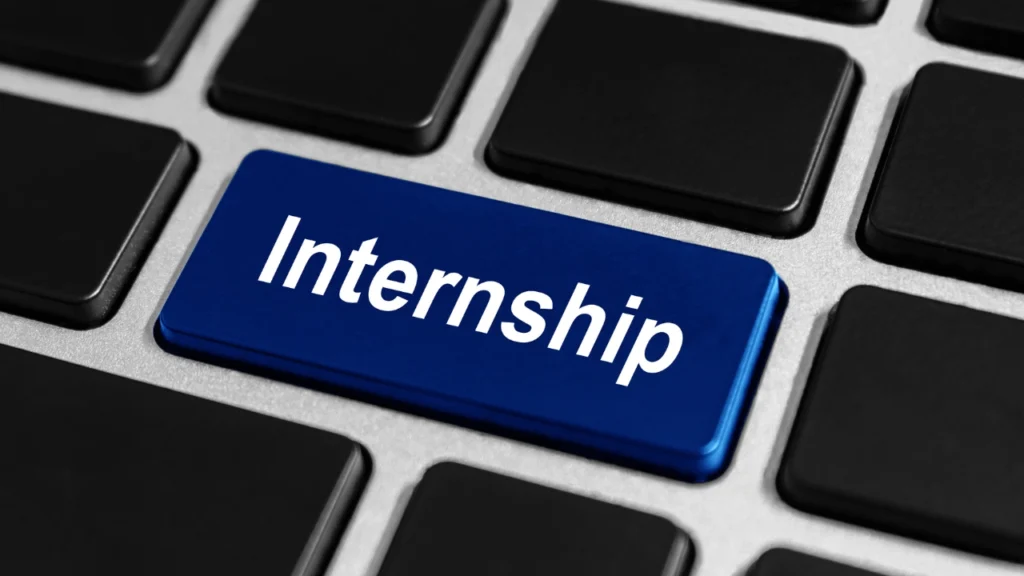 tipkovnica s plavom tipkom na kojoj piše "Internship"