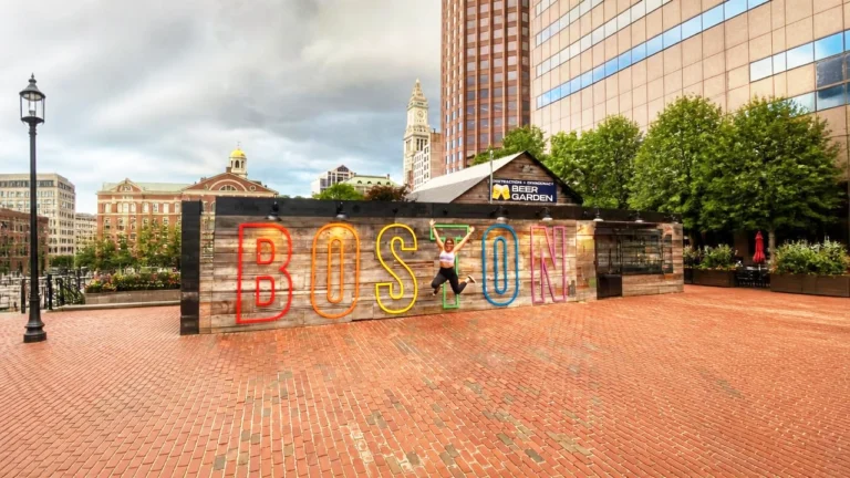 Djevojka skočila u zrak ispred natpisa Boston